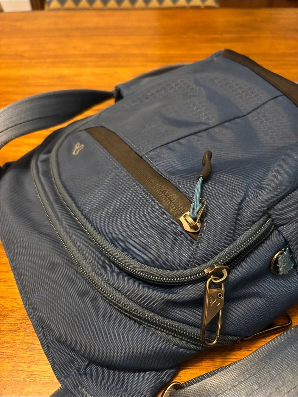Travelon Anti-Theft Active Tour Bag - Messenger style, hardy, excellent
